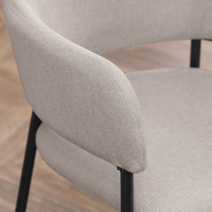 2 Spisestuestoler sett i linlook – buet ryggstøtte, armlener og stålramme, beige