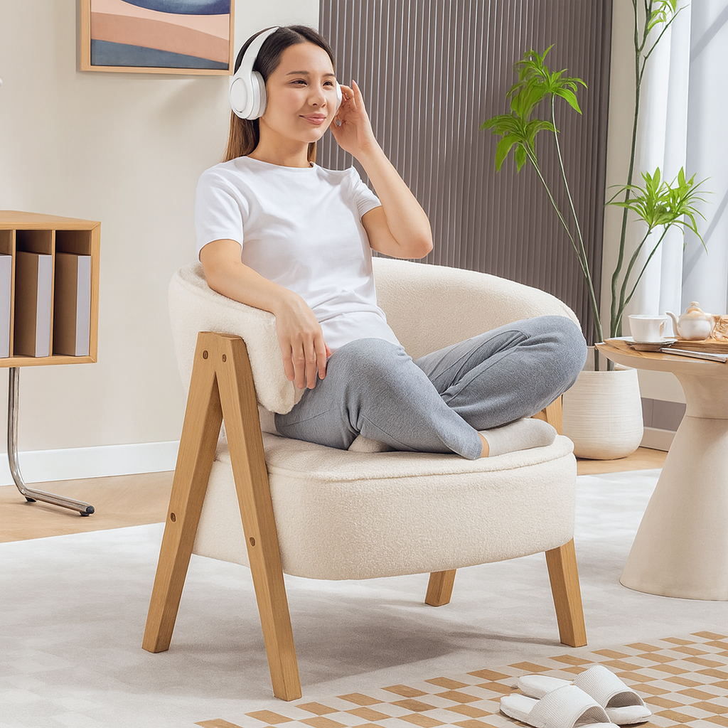 Elegant lenestol – Hvit fleece med buet ryggstøtte og treben