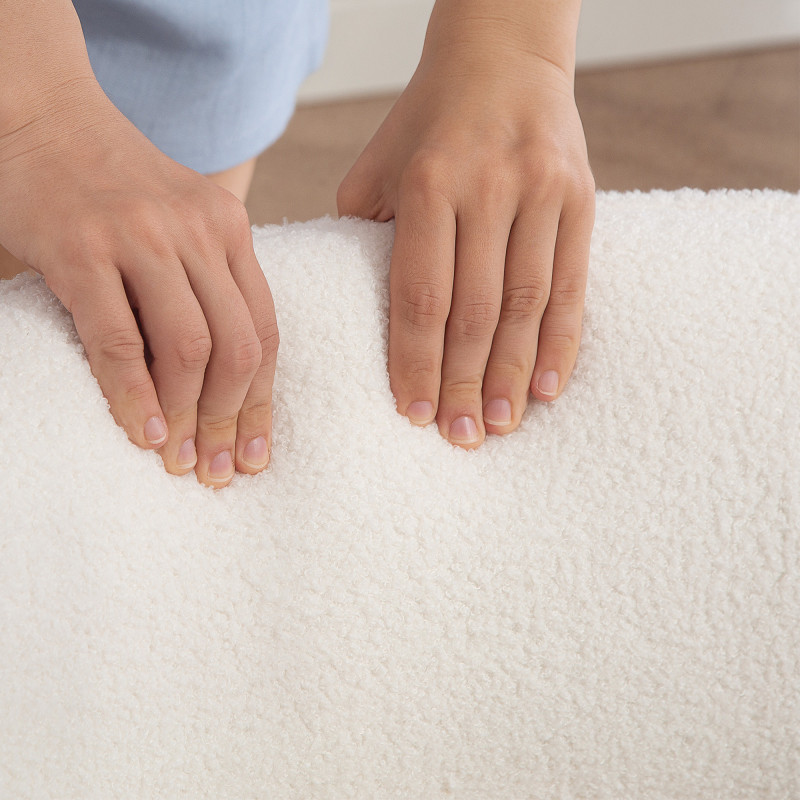 Elegant lenestol – Hvit fleece med buet ryggstøtte og treben