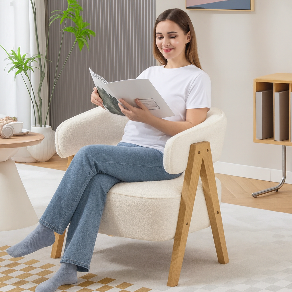 Fåtölj Med Böjt Ryggstöd Och Träben - Vit Fleeceklädsel - 70 x 64 x 71 cm