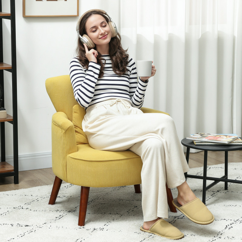 Gul manchester lenestol med vingerygg og treben – moderne design