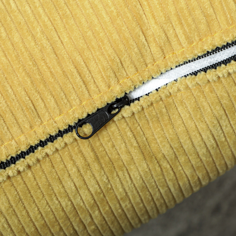 Gul manchester lenestol med vingerygg og treben – moderne design