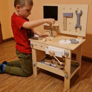 Lekeverksted i tre – DIY-arbeidsbord for barn med realistiske treverktøy