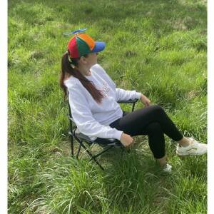 Sammenleggbar fiskestol i grå farge – lett, praktisk og med koppholder