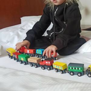 Togsett i tre med magnetkobling – 3 lok + 9 vogner, togleke med oppbevaring