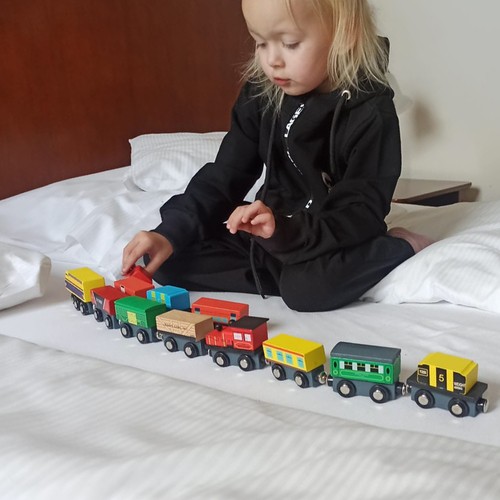 Togsett i tre med magnetkobling – 3 lok + 9 vogner, togleke med oppbevaring