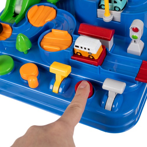 Spennende bilhinderbane – interaktivt lekesett med 4 biler, helikopter og bevegelige hinder