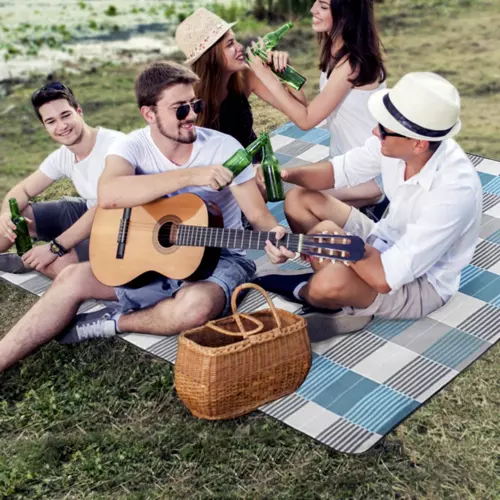 Piknikpledd 200 × 220 cm – mykt, praktisk og romslig teppe for utendørs bruk