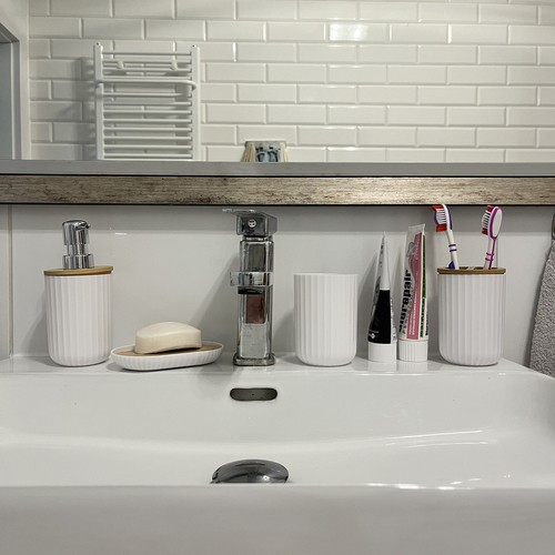 Elegant baderomssett i hvitt & bambus – komplett 6-delt pakke