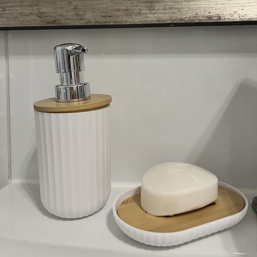 Elegant baderomssett i hvitt & bambus – komplett 6-delt pakke