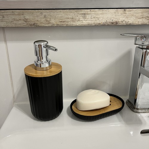 Baderomssett i 6 deler – svart og bambus for stilren og funksjonell innredning