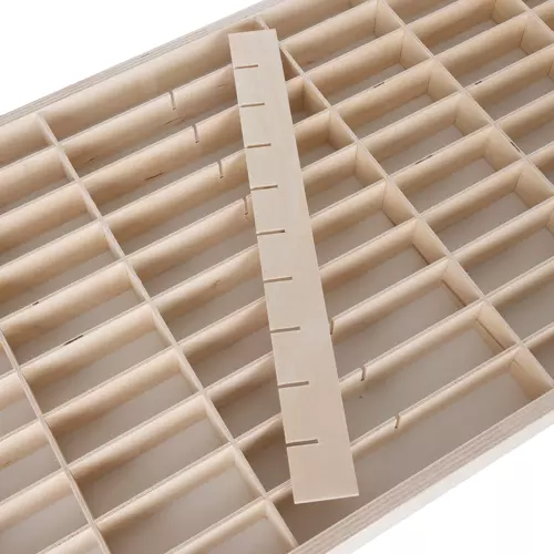 Trehylle med 80 rom – organisert oppbevaring for lekebiler