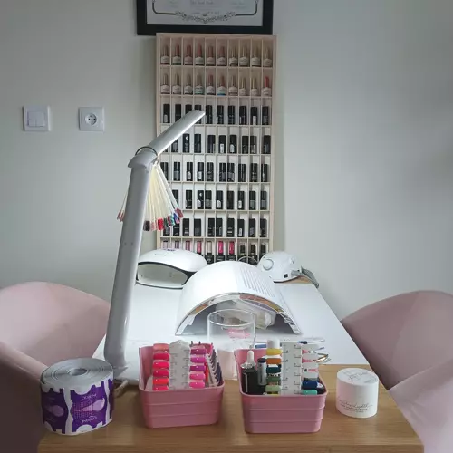 Trehylle med 80 rom – organisert oppbevaring for lekebiler