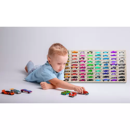 Trehylle med 80 rom – organisert oppbevaring for lekebiler