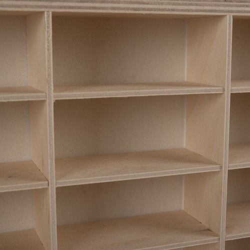 Oppbevaringshylle i tre – 54 rom for lekebiler, justerbar