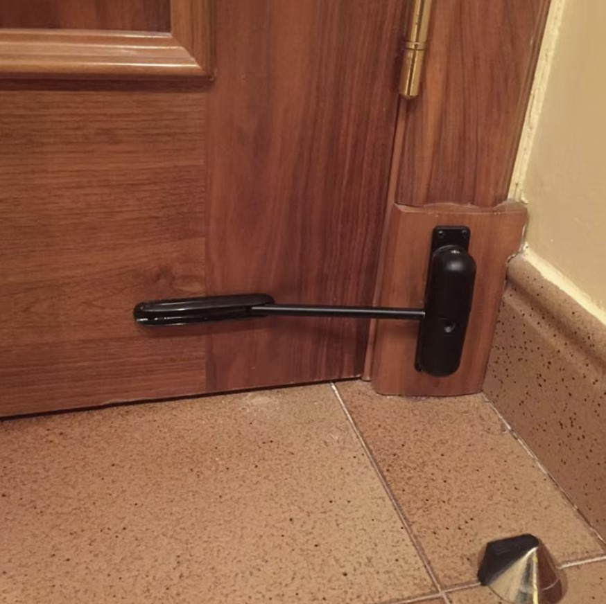 Robust dørlukker – svart design med arm, for stille og kontrollert lukking (opptil 60 kg)