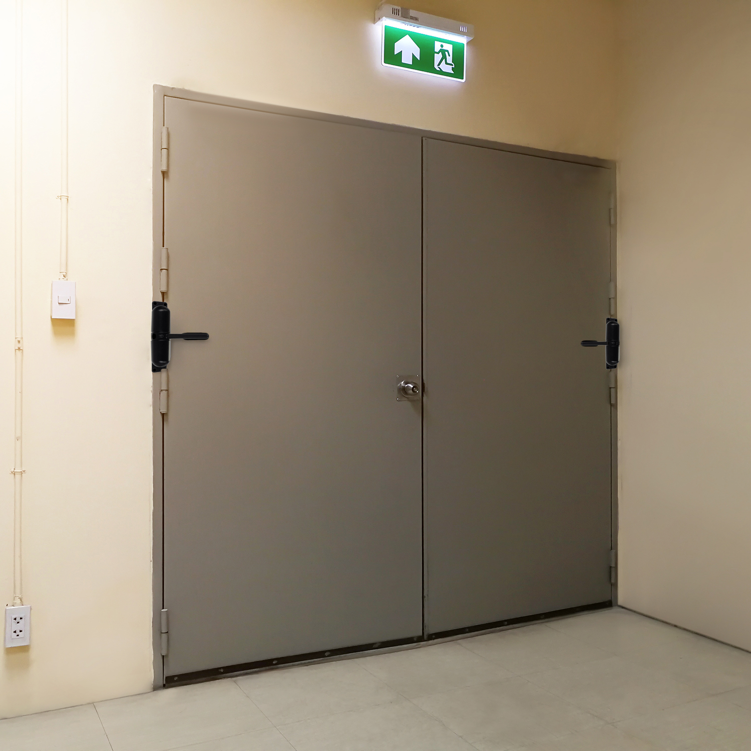 Robust dørlukker – svart design med arm, for stille og kontrollert lukking (opptil 60 kg)