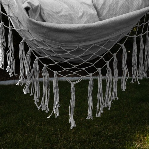 Grå brasiliansk hengestol – med trestang og to puter, for hage/terrasse/balkong