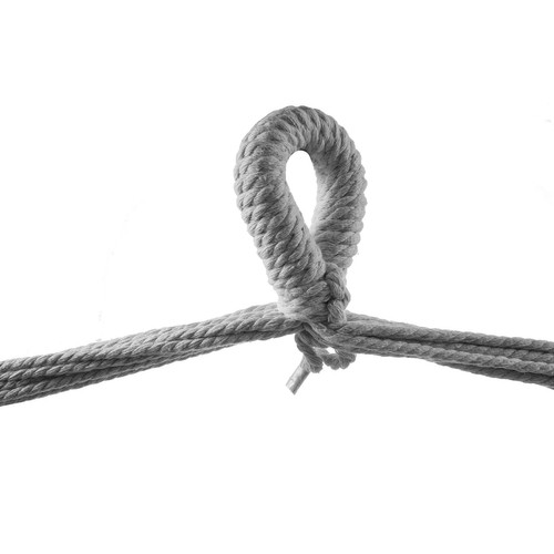 Grå brasiliansk hengestol – med trestang og to puter, for hage/terrasse/balkong