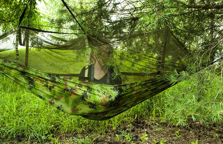 Camouflage hengekøye med integrert myggnett – perfekt for camping og eventyr