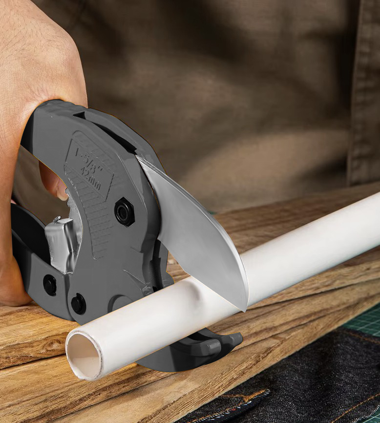 PEX-verktøysett – rørkutter, kalibrator og fjær for presis kutting og enkel montering av rør opptil 42 mm