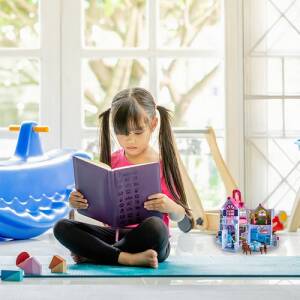 Dukkehus med møbler og figur – 24 cm høyt