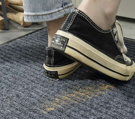 Svart entrématte 90 × 60 cm