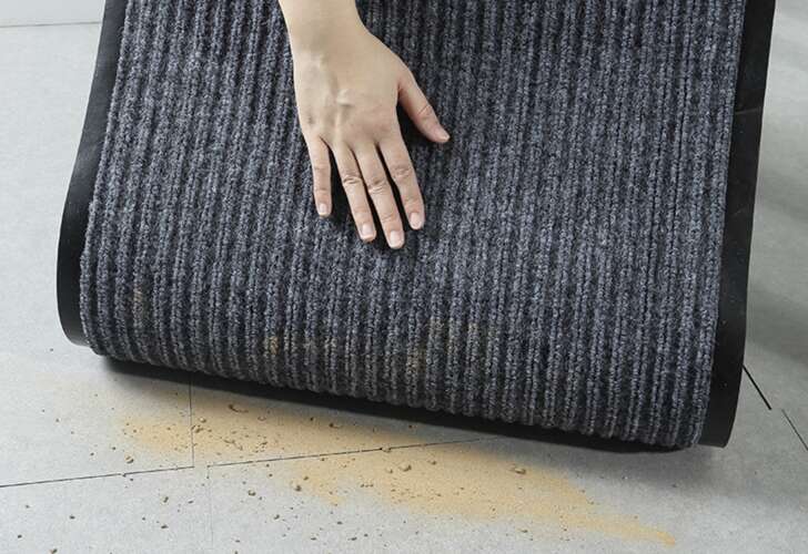 Svart entrématte 90 × 60 cm