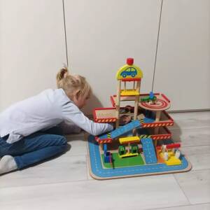 Trebilgarasje med heis – parkeringsplass, bilvask, stor bane & helikopter (XXL)