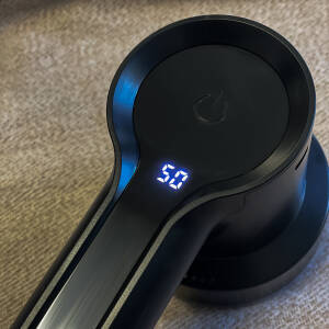 2-i-1 lofjerner og tekstilbørste – elektrisk, trådløs, kraftig og utstyrt med 4 rustfrie blader + tilbehør