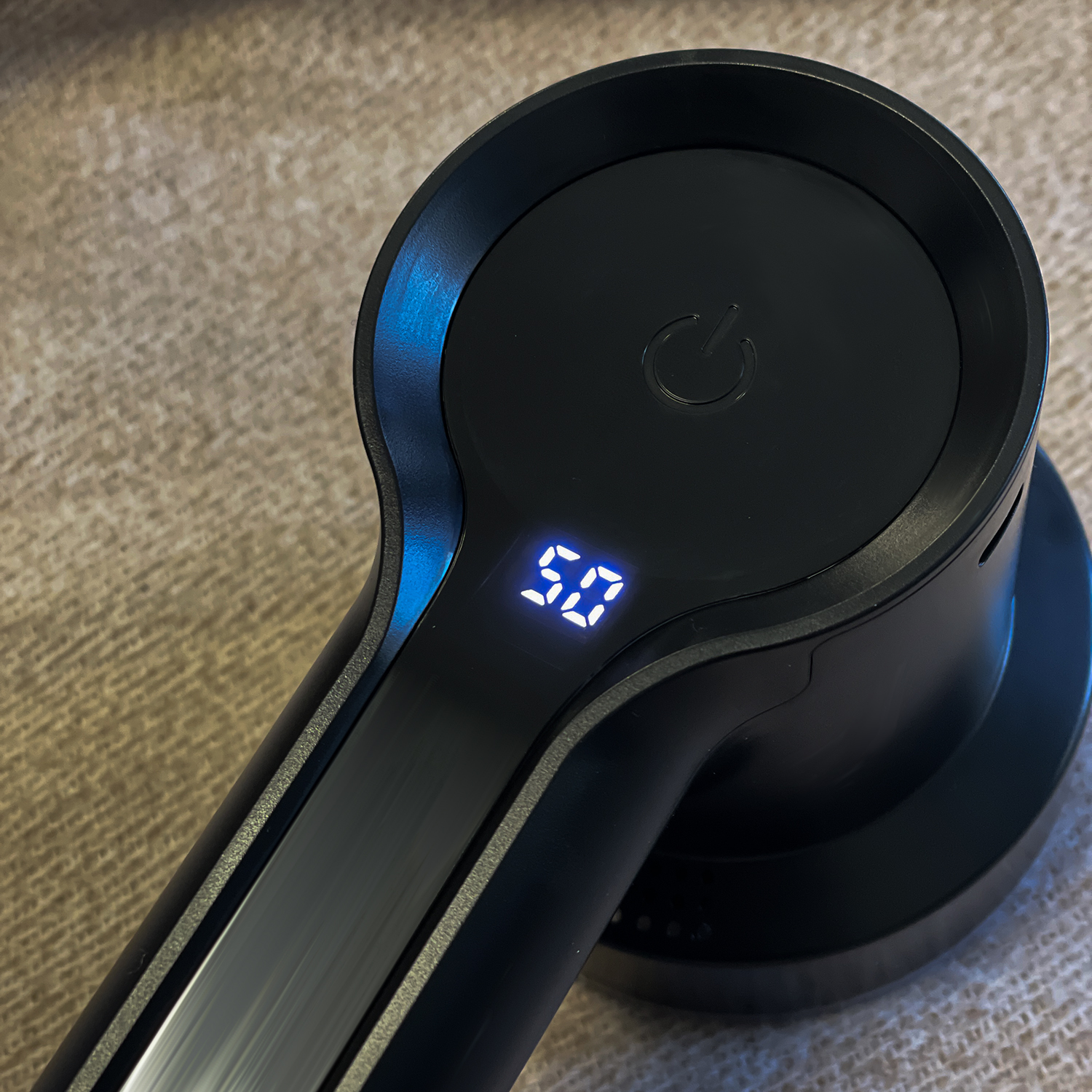 2-i-1 lofjerner og tekstilbørste – elektrisk, trådløs, kraftig og utstyrt med 4 rustfrie blader + tilbehør