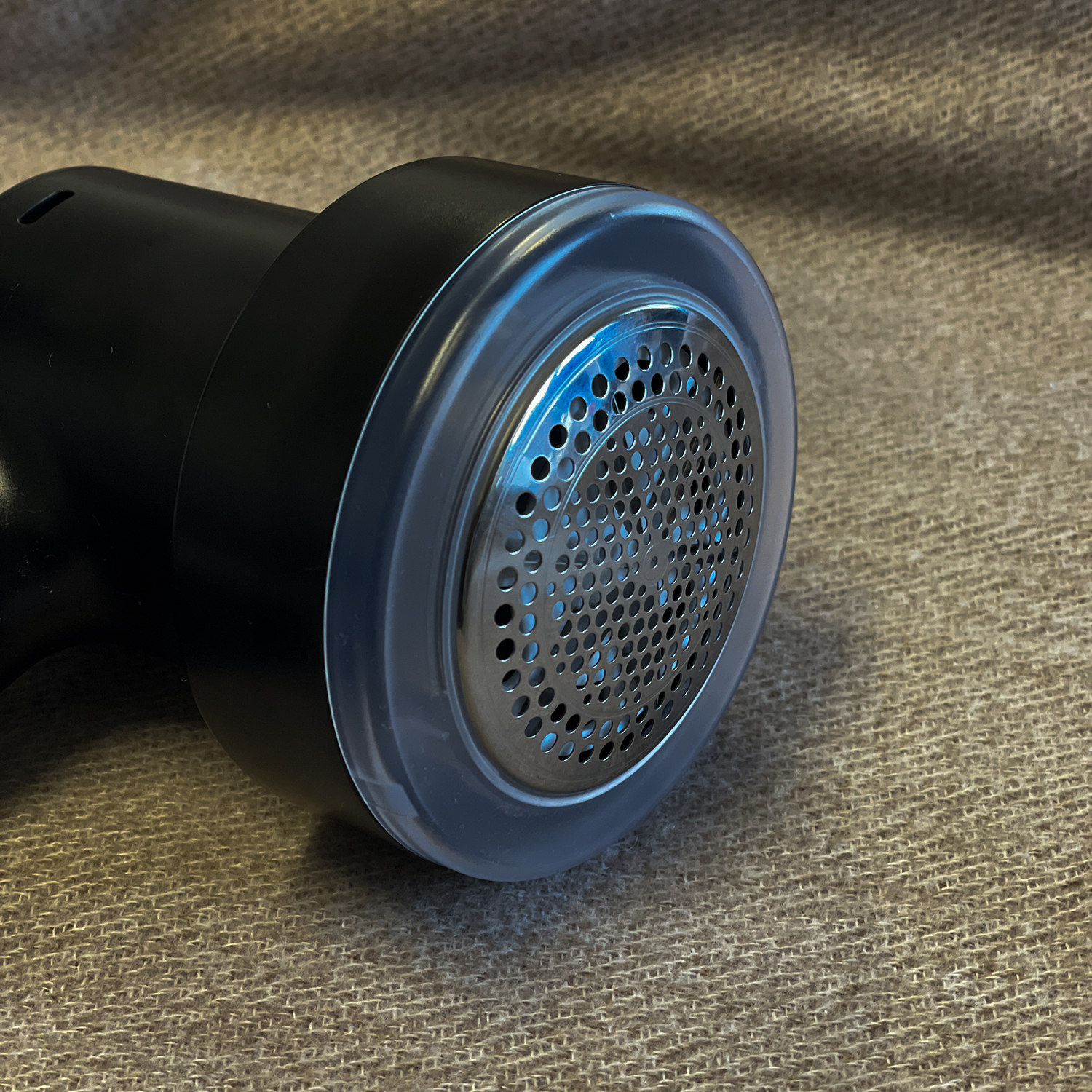 2-i-1 lofjerner og tekstilbørste – elektrisk, trådløs, kraftig og utstyrt med 4 rustfrie blader + tilbehør