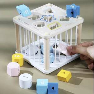 Pedagogisk trekube med sorteringsklosser – sansestimulerende lek for barn