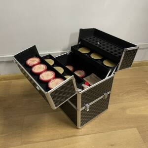 XL sminkeveske i metall – svart makeupkoffert 35 × 24,5 × 42,5 cm