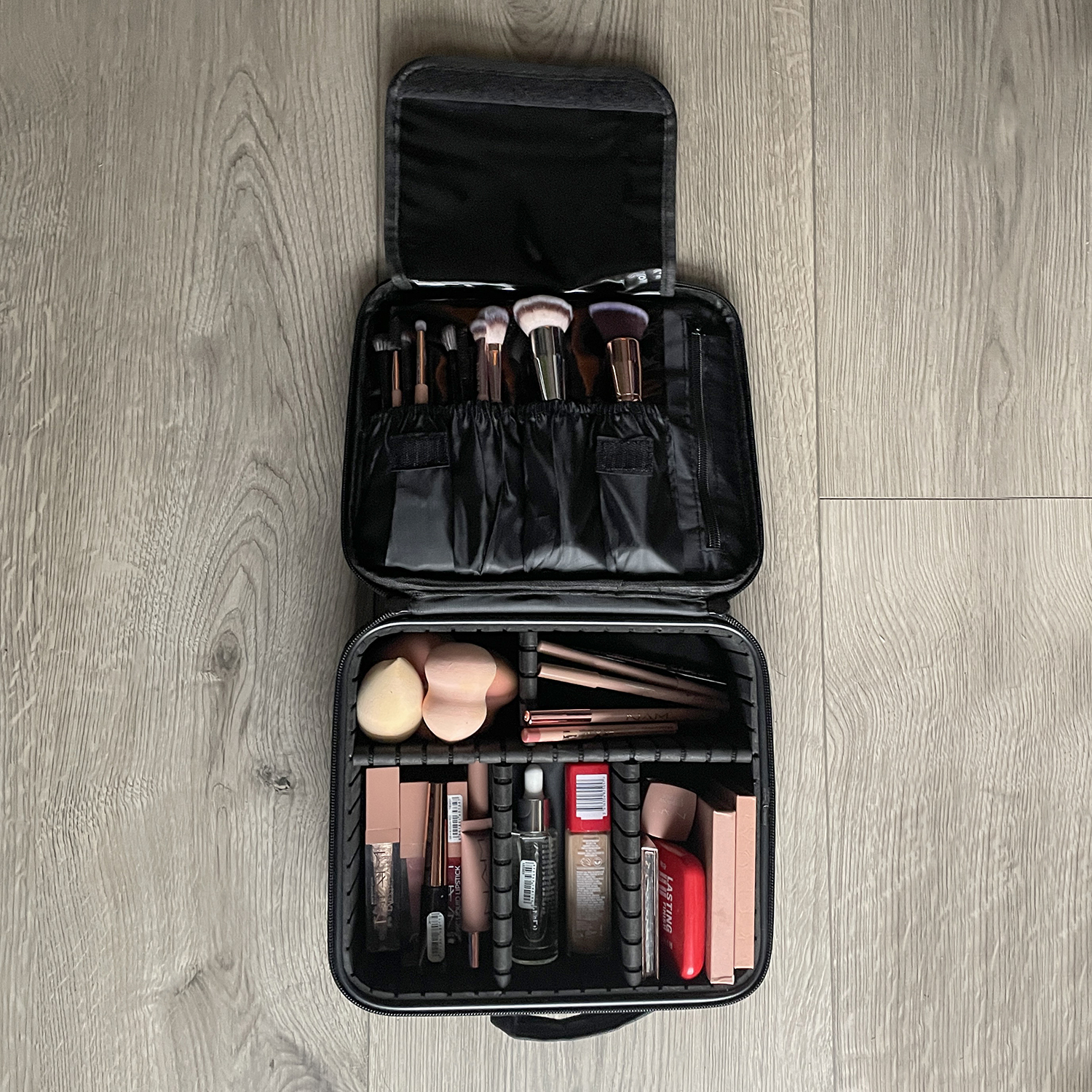 osmetikkveske – sminkeorganisator med rom 26 × 9 × 28 cm, svart