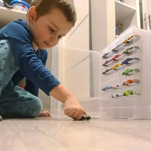 Oppbevaringskoffert for lekebiler – Transparent koffert med hylle for 46 biler