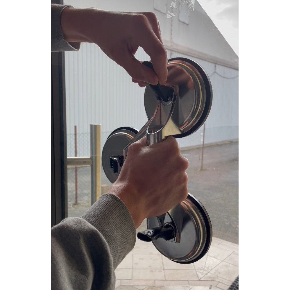 Trippel sugekopp med vakuumfunksjon – 150 kg løftekraft