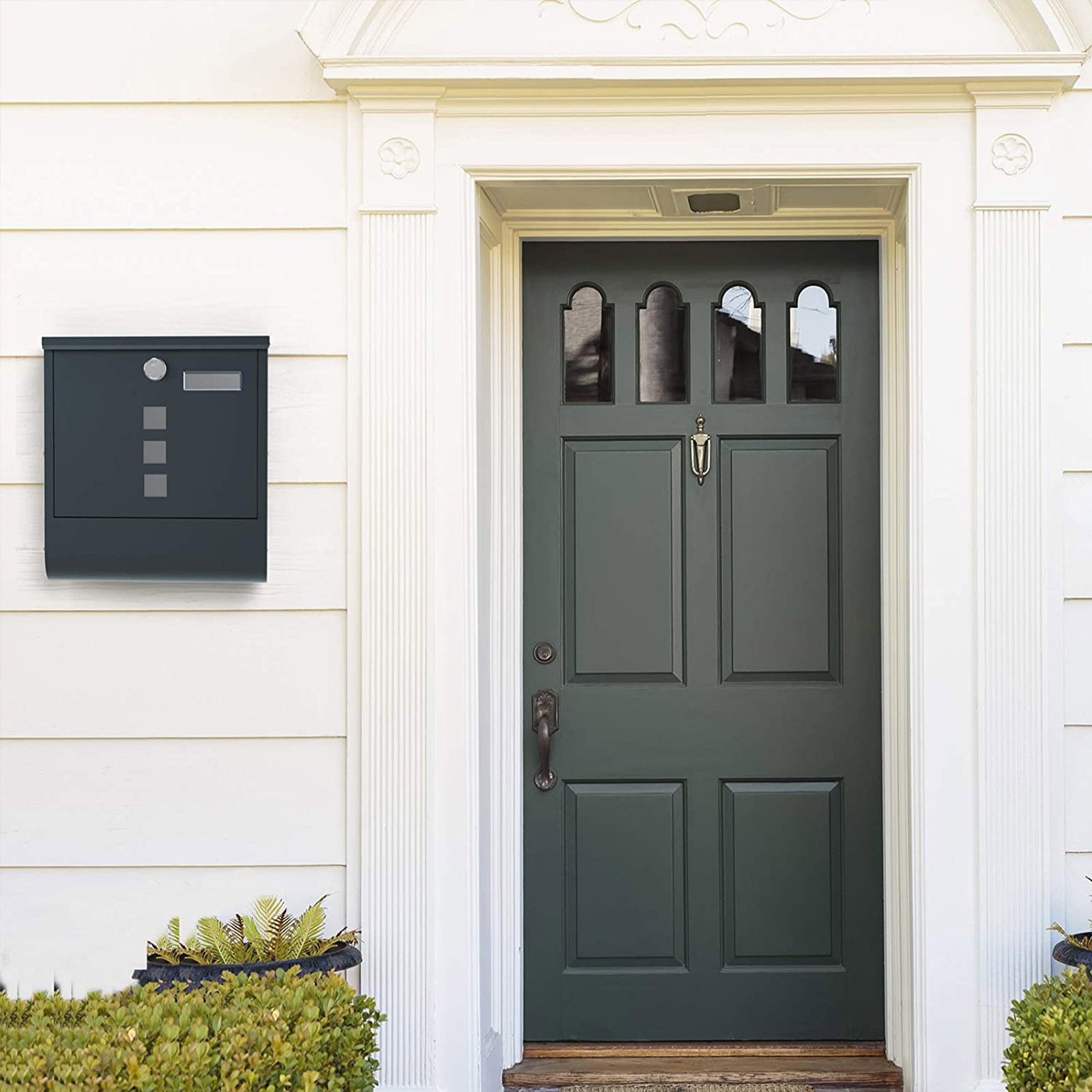 Grå postkasse i metall med lås – 30,5 × 9,5 × 33,3 cm