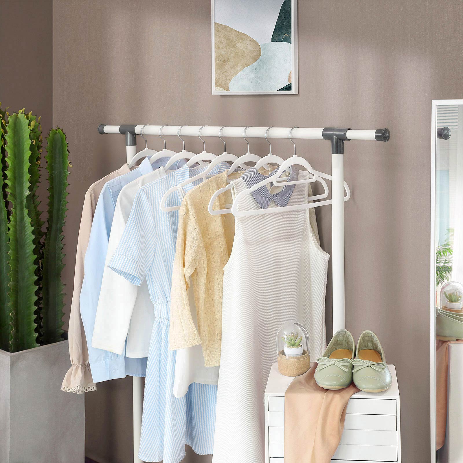 Hvite sklisikre kleshengere 50-pakning med fløyelsoverflate