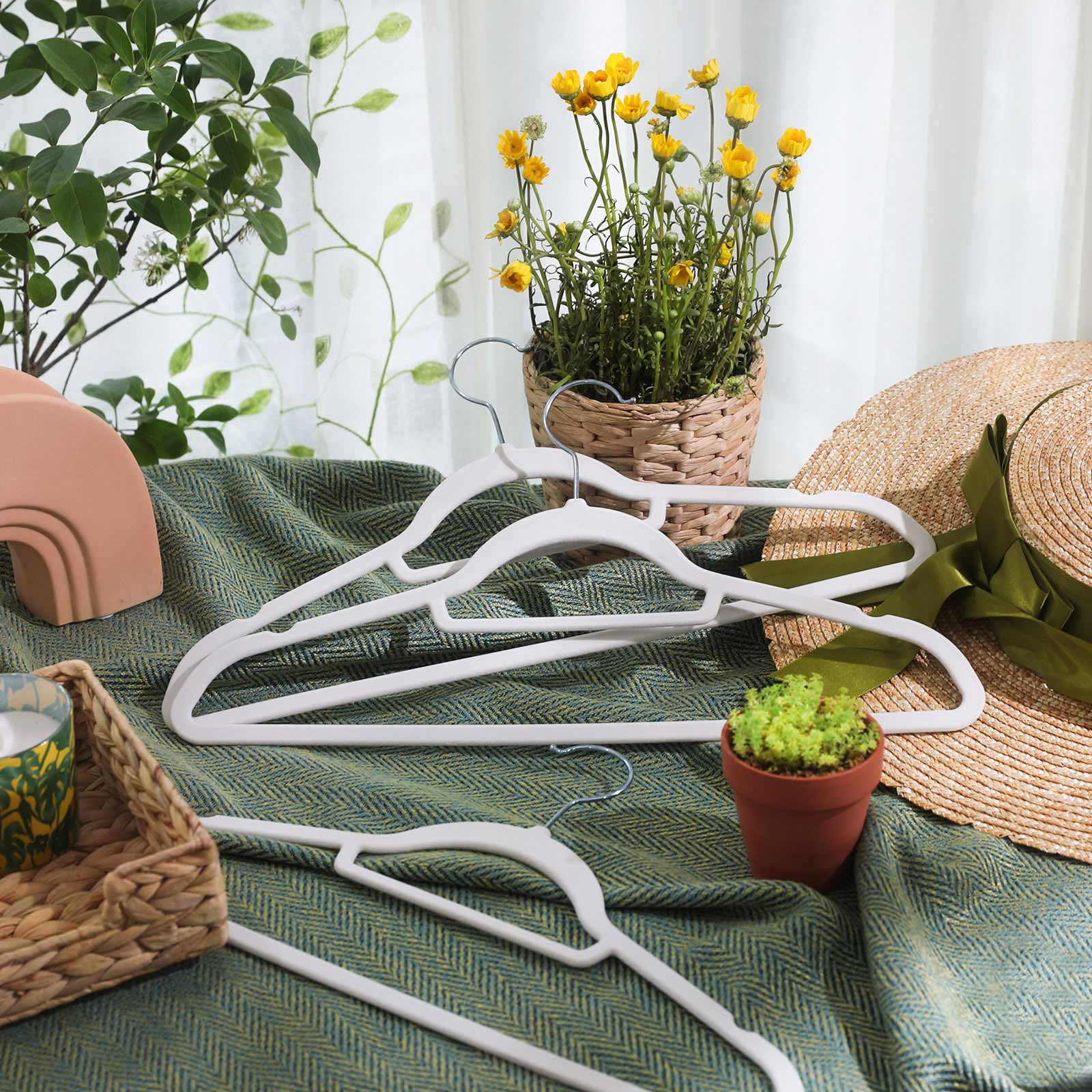 Hvite sklisikre kleshengere 50-pakning med fløyelsoverflate