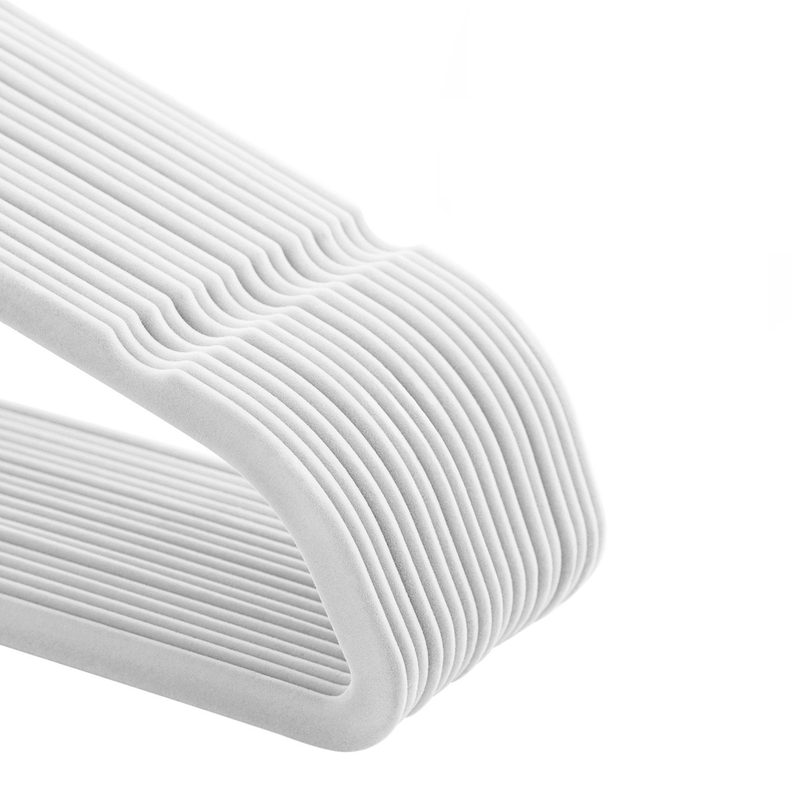 Hvite sklisikre kleshengere 50-pakning med fløyelsoverflate