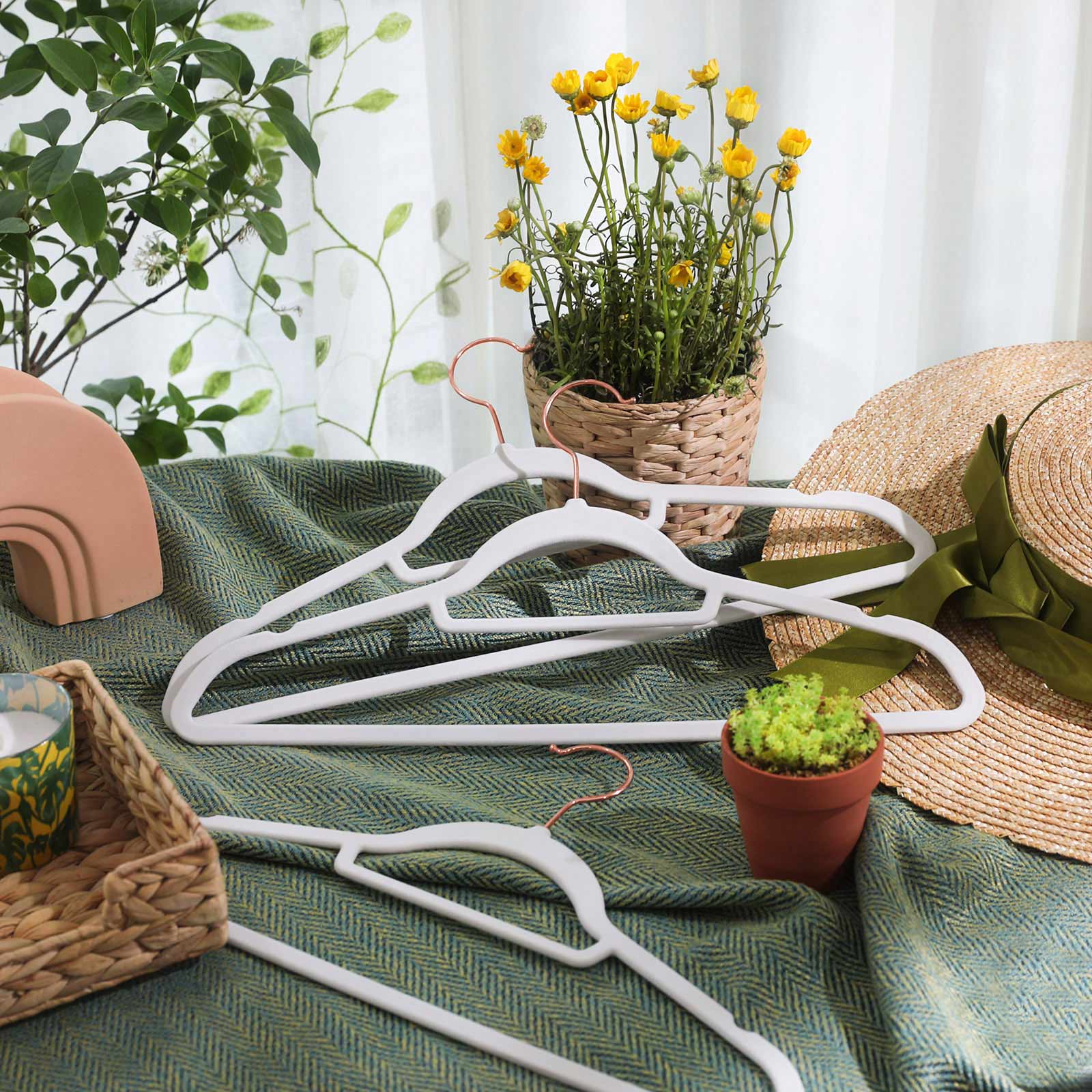 Sklisikre kleshengere i fløyel, 50-pakning – hvit