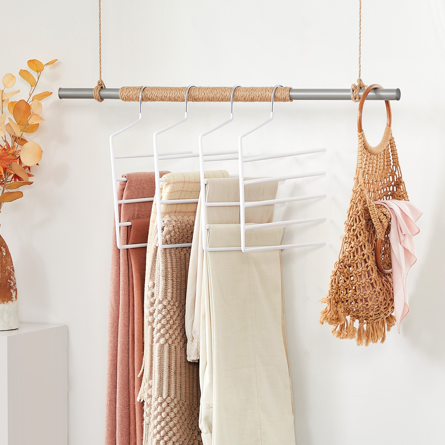 Buksehenger 4-pakning med 5 stenger – metall, sklisikker, hvit