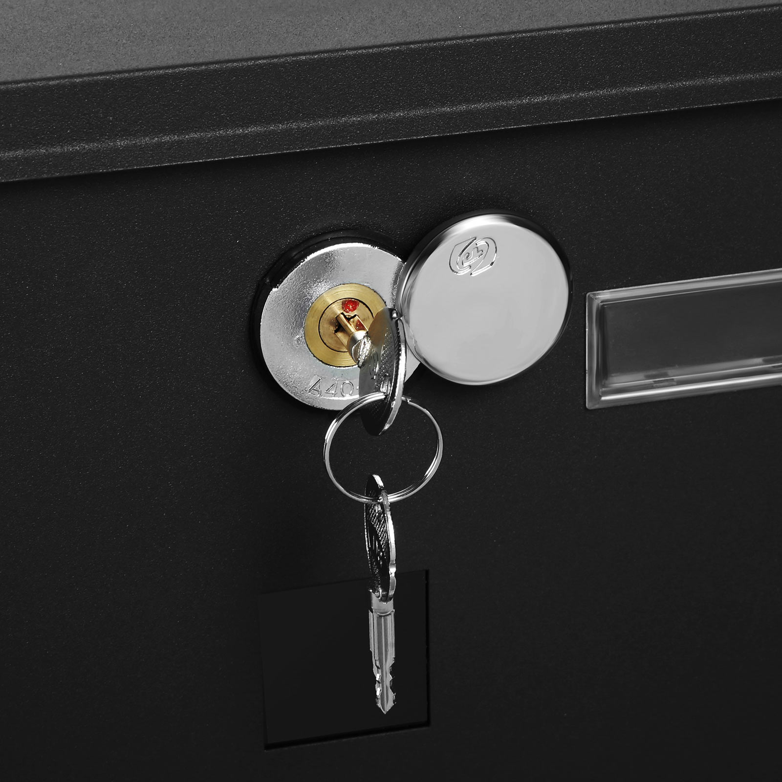 Svart postkasse med lokk og lås