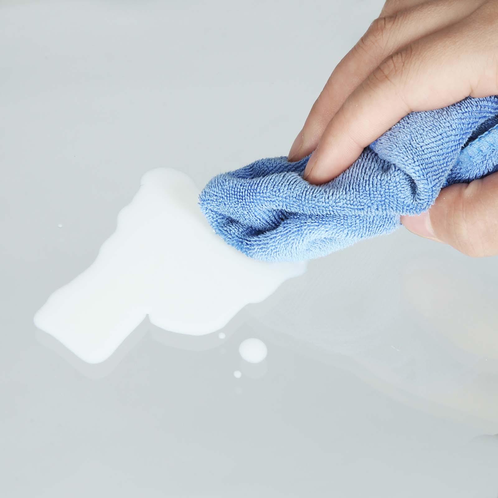 Elegant rundt sidebord i gull med glassplate, 50 cm