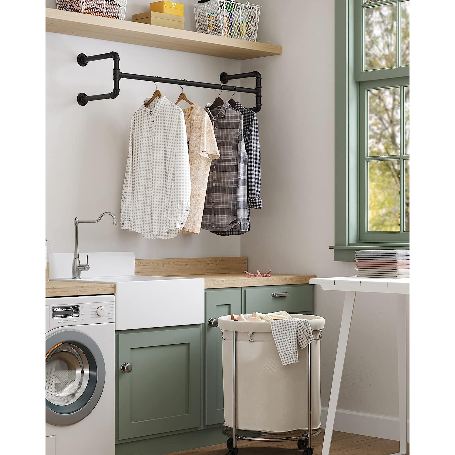 2 veggmonterte klesstenger – klesstang i industriell design