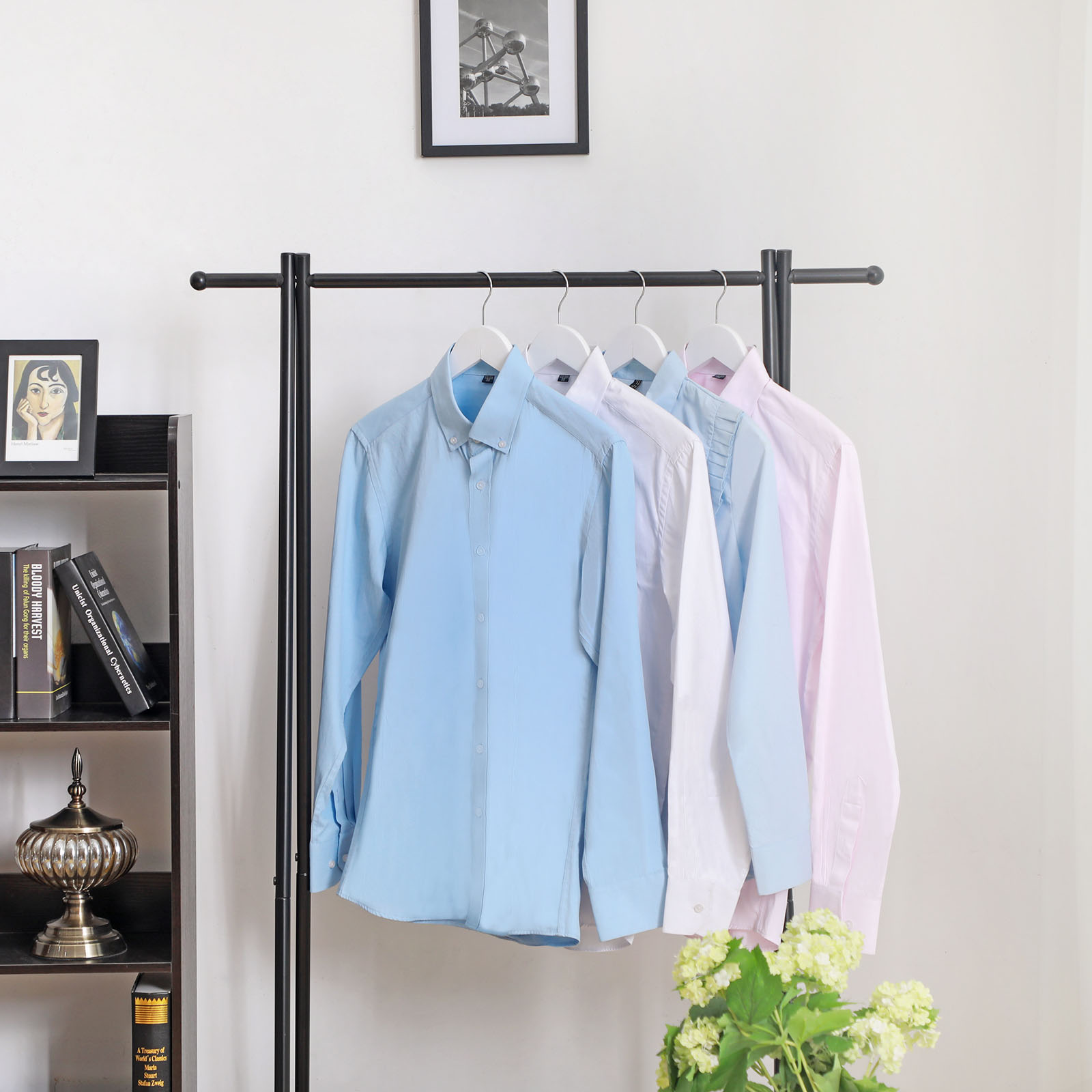 Hvite kleshengere i tre, 20-pakning, med sklisikring på buksebøylen