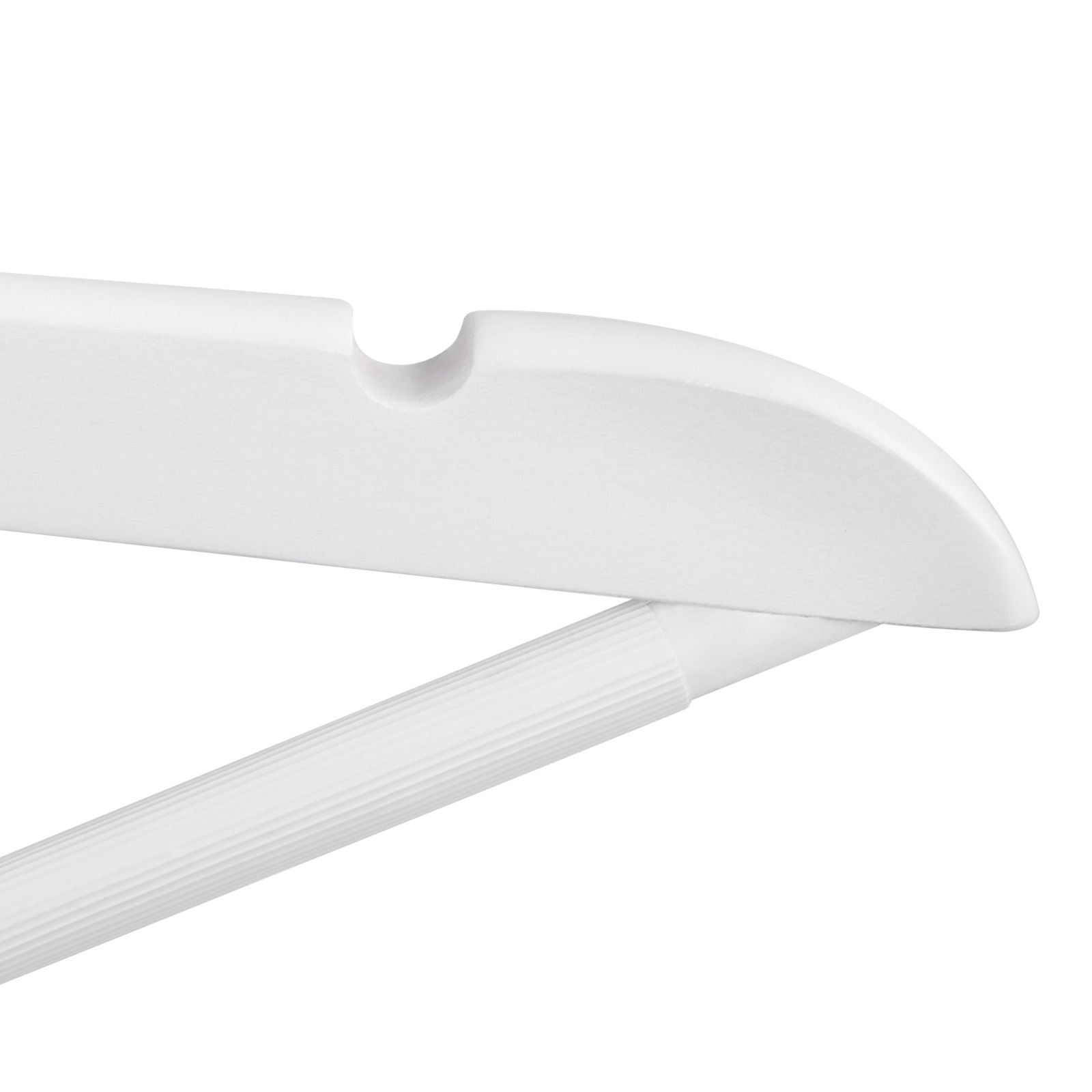 Hvite kleshengere i tre, 20-pakning, med sklisikring på buksebøylen