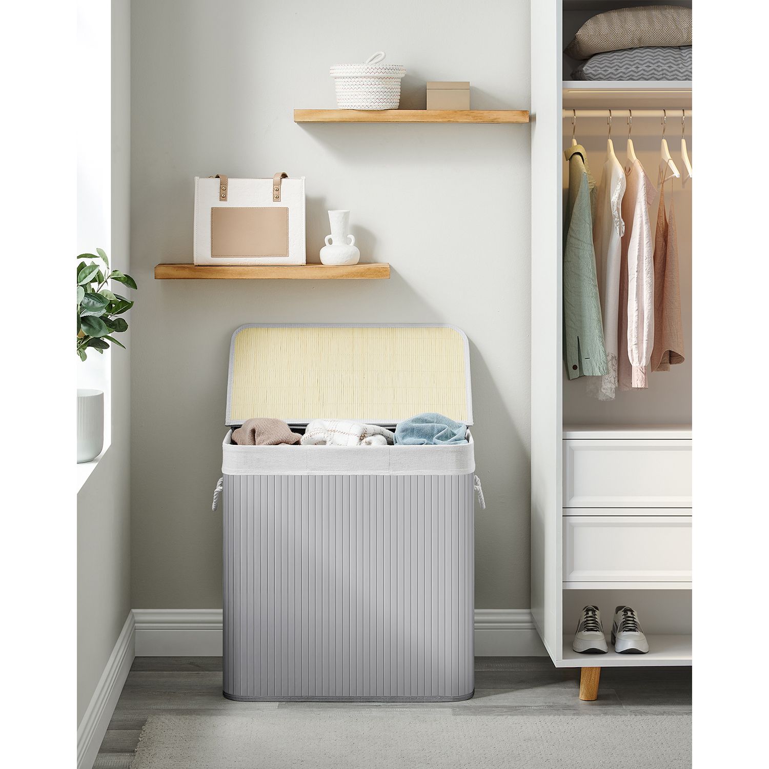 Grå skittentøyskurv i bambus, 150 L, 3-romssortering, avtakbar pose, med lokk