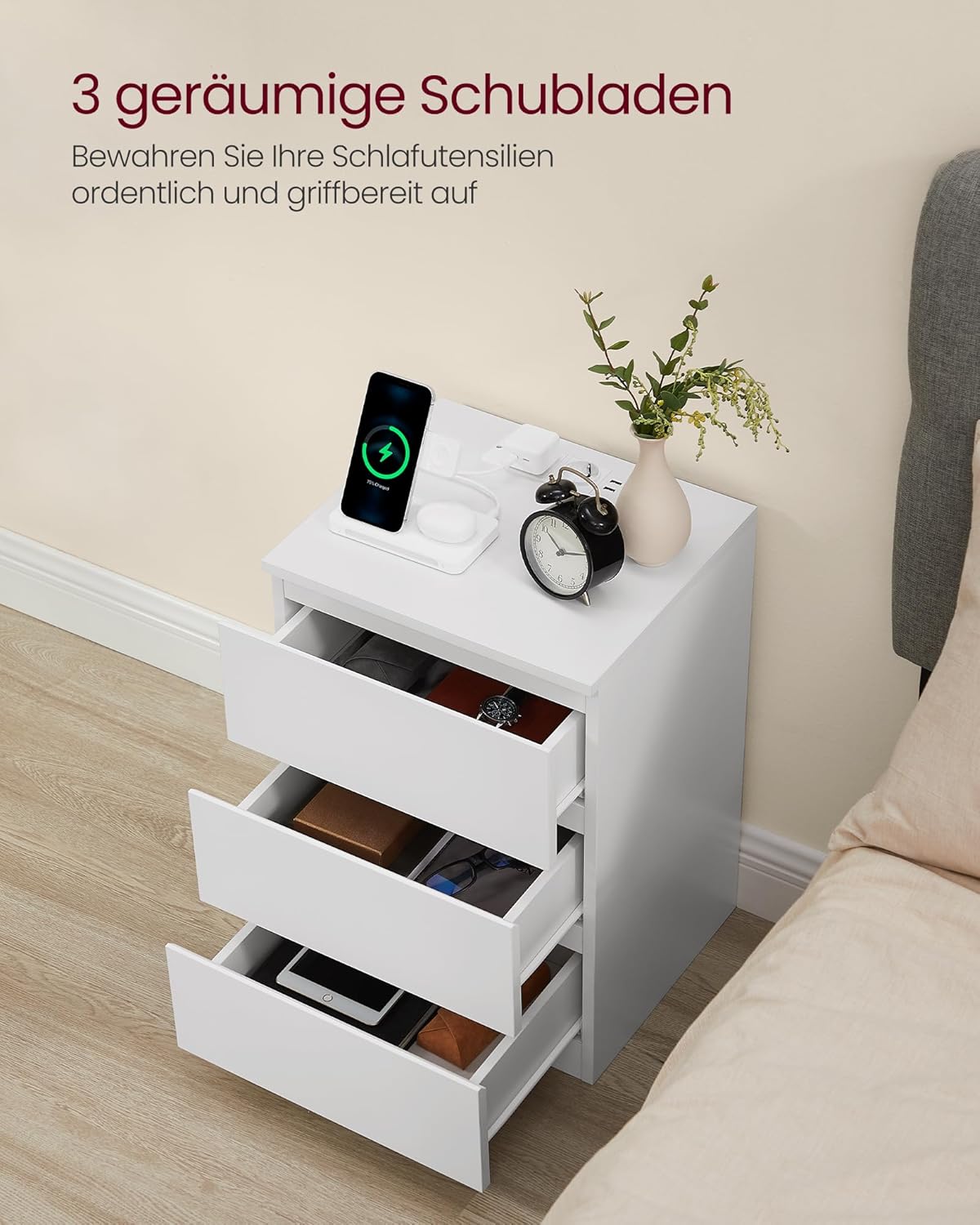Nattbord med 3 skuffer og ladestasjon – USB + stikkontakt, 40 × 35 × 59 cm, skyhvit